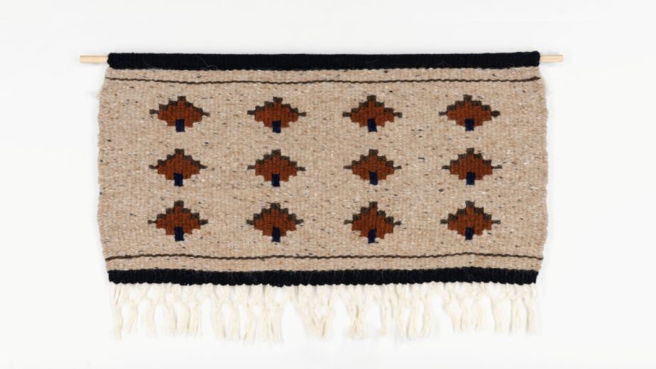 Jacqueline Stojanović, Pirot Ode, 2017, handwoven tapestry made of wool and cotton, 40 x 89 cm. Collection of the artist. Courtesy of Haydens, Melbourne